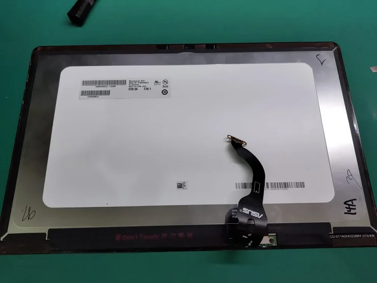 Czarny ekran i pasy na monitorze Asus UX490 - co robić?